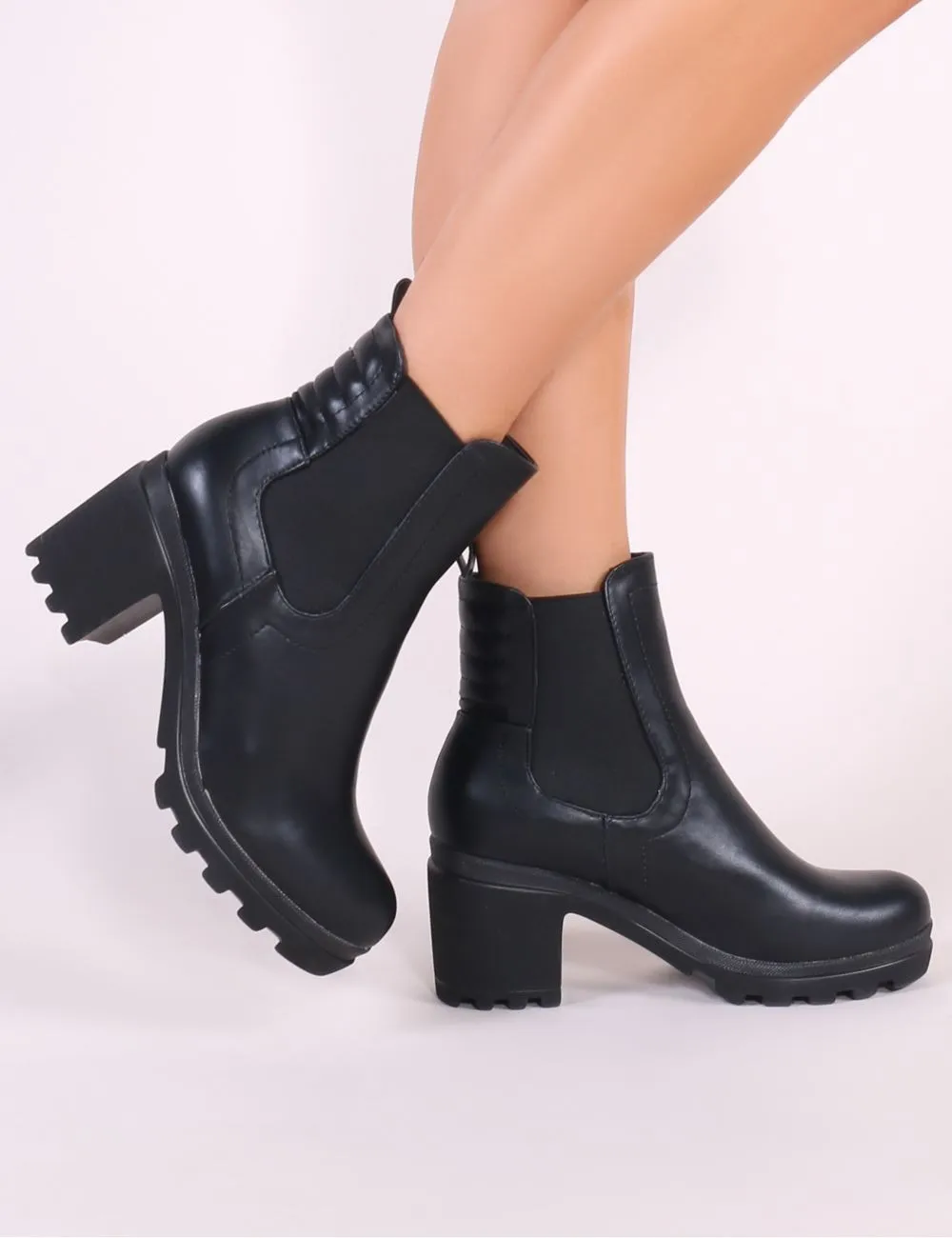 Ari Heeled Chelsea Boots in Black