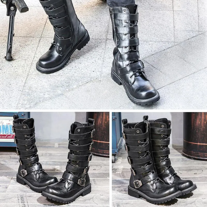 Schädel schnallt Motorradstiefel